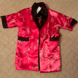 Rosa Morgonrock  - Rosa Morgonrock, Mycket bra skick och rekommenderas till dig som behöver något skönt att ha på sig hemma! & Storlek XXS