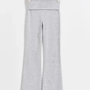 Två yoga pants från Gina, ena har stjärnor på baksidan. - Yoga pants från Gina, aldrig använda! Två stycken grå ena har en stjärna på baksidan! Köp en eller båda men du måste höra av dej om du bara ska ha än! Skriv för fler bilder. BILDEN ÄR FRÅN GINA!