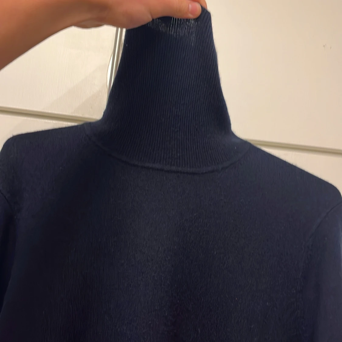 Mörk blå cashmire turtel neck tröja från Uniqlo - 91