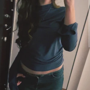 Marinblått topp från Gina Tricot - storlek L men passar mig som är M-S💕 använd få gånger