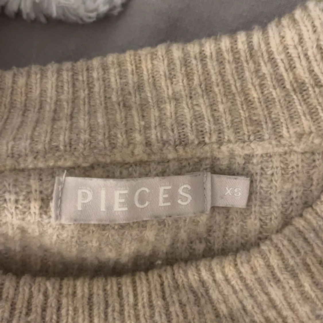 Beige stickad tröja från Pieces - 91