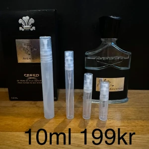 Creed Aventus Eau de Parfum 10ml - Säljer Creed Aventus, en lyxig niche parfym med toppnoter av ananas, bergamott, svartvinbär och äpple. Mellannoter inkluderar björk, patchouli, marockansk jasmin och ros. Basnoter av mysk, ekmossa, ambra och vanilj. Priset är för 10ml, 10ml är ungefär 100st spray. Perfekt för den som vill dofta exklusivt och fräscht. FINNS ÄVEN I 2,3,5,10ML KOLLA PROFILEN FÖR ANDRA STORLEKAR ! 2ml 49kr | 3ml 69kr | 5ml 99kr | 10ml 199kr | Nypris ca 3500kr-4000kr