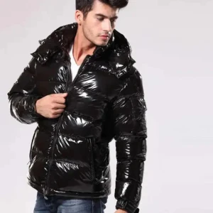 Svart pufferjacka med huva - Nypris 1200. Helt ny Snygg svart pufferjacka med glans och praktisk huva. Jackan är helt ny och prislapp finns kvar. Jackan har en dragkedja framtill och är perfekt för kyligare dagar.