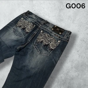 MISS ME JEANS  - G006 W : 30  L : 30 Innerben : 75 cm Ytter ben : 100 cm Midja rakt över : 41 cm Modell : Bootcut