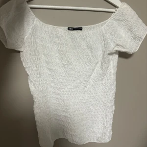 Vit topp från Zara - Snygg vit topp från Zara med korta ärmar. Knappt använd bra skick 