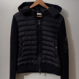 Moncler cardigan  - Svart cardigan i bra skick.  Inte 100% att den är äkta då jag fick den av en polare NFC-tag funkar