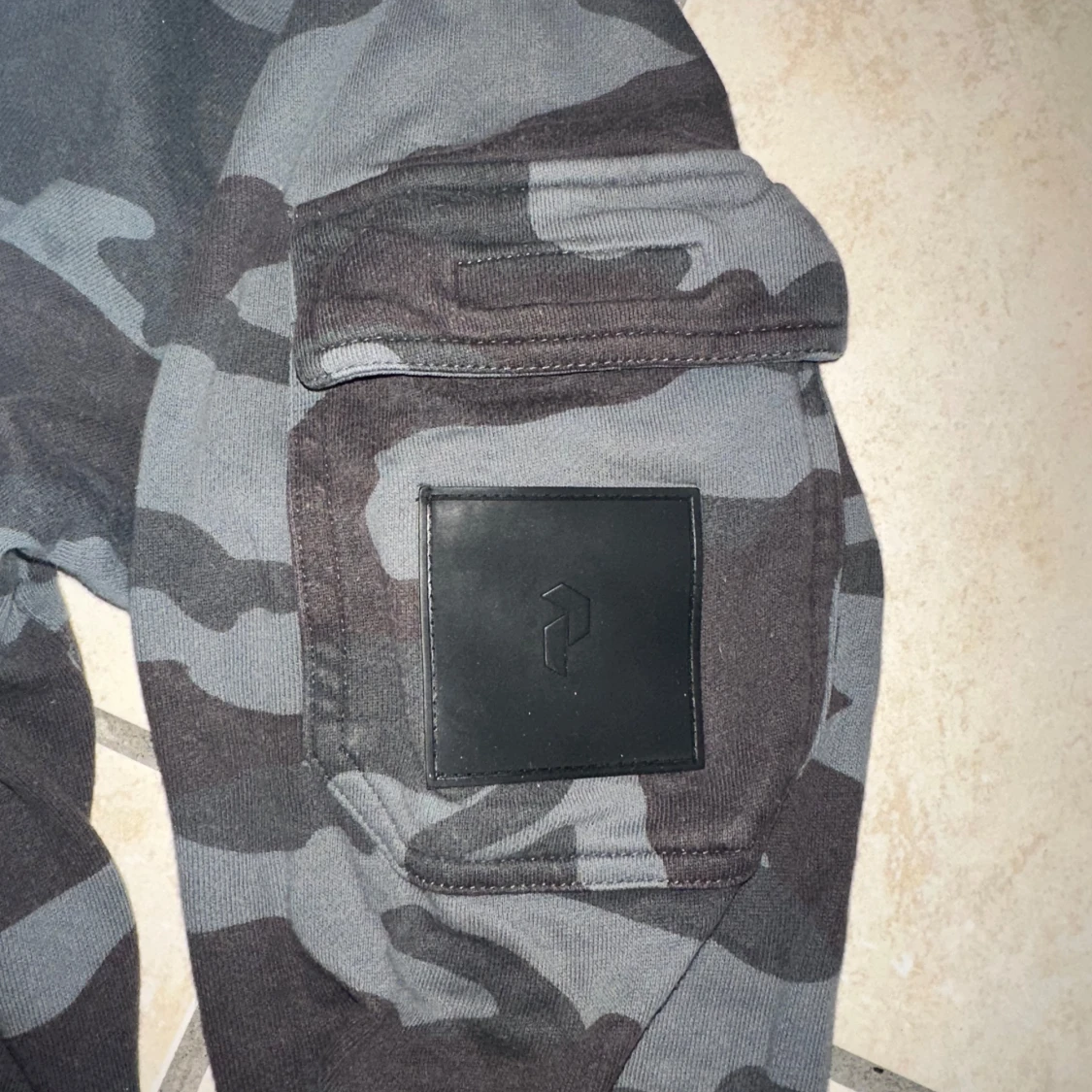 Camouflage hoodie med fickdetaljer - 90