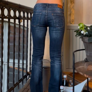 lågmidjade bootcut jeans - Snygga blå VINTAGE bootcut jeans : LOWWAIST / lågmidjade 😘 Jag har storlek 27 i midja och är 170 lång 😙💋