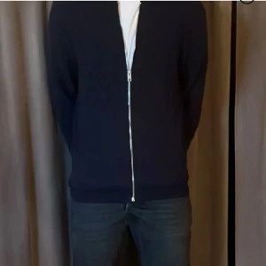 Mörkblå kofta med dragkedja - Snygg och stilren mörkblå kofta med dragkedja framtill. Perfekt för lager-på-lager och passar till många olika outfits. Ett måste i garderoben för en klassisk look. 