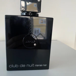 Club de Nuit Intense Man Parfym - Säljer en elegant och intensiv herrparfym från Armaf, Club de Nuit Intense Man. Flaskan är svart och stilren med en volym på 200 ml. Perfekt för den som vill ha en kraftfull och långvarig doft.och det är 180ml kvar kan ta byten också
