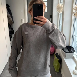 Acne sweatshirt - Säljer denna as coola Acne Studios sweatshirten i storlek M, unisex. Tröjan är köpt på wakakuu & är givetvis äkta. Eftersom den är unisex passar den både dam & herr, passar även en storlek S. Endast använd fåtal gånger, så u nyskick. Hör av er vid frågor!❤️