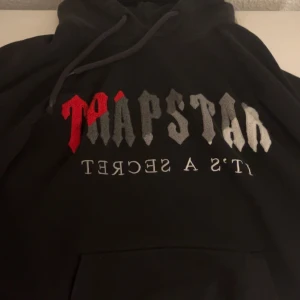 Svart trapstar hoodie  - Super fint skick, inga fläckar, inga hål. Storlek 164 passar en XS/S med 