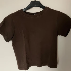 Brunt linne - Gulligt brunt linne från HM. Skulle säga att storleken passar XS/XXS men också barn 💕