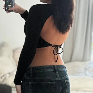 Topp med öppen rygg  - Jätte fin crop top som man kan klä upp!! Passar även S