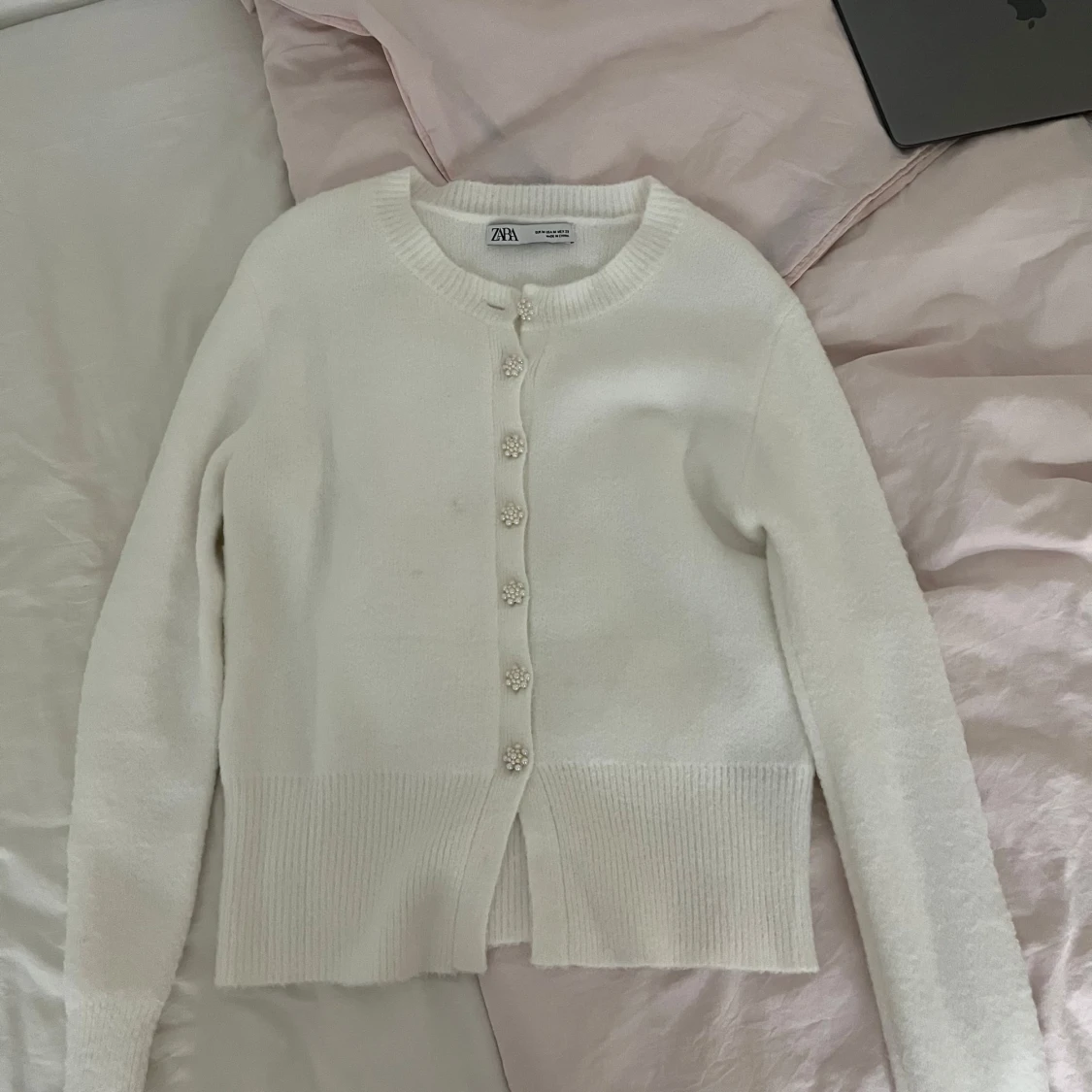 Tröja från Zara, vit med pärlknappar  - 90