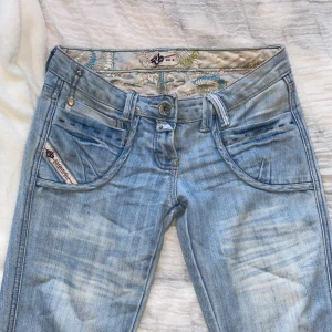 Lågmidjade Jeans - Säljer dessa lågmidjade jeans då de inte passar mig längre. Använd gärna köp nu, svarar gärna på fler frågor💓