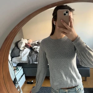 Tröja från STOCK LM - Jättefin tröja som tyvärr inte kommer till användning. Har ett fint mönster typ på framsidan (se bild 5). Jättefint skick!💗