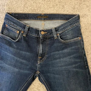 2 par Jeans Nudie (tight Terry) blå och svarta.  - Snygga  jeans från Nudie i mkt gott skick! Båda paren för 300:-
