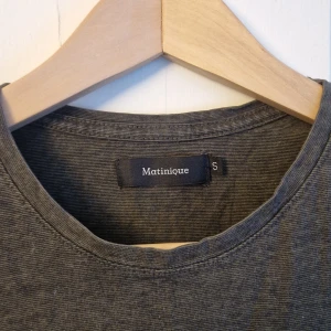 Grå t-shirt från Matinique - Snygg grå t-shirt från Matinique i storlek S.