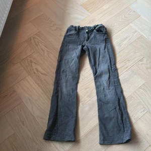 Grå byxor från Gina Tricot - Snygga grå byxor från Gina Tricot i en klassisk stil. Byxorna har en rak passform och är tillverkade i ett bekvämt material. Perfekta för en stilren look.