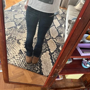 Diesel Jeans - Diesel jeans med bootcut av modellen 1969 D-EBBEY. Storleken är W26/L32. Köpta på diesel butiken i Stockholm. Orginalpris (rea) 1150 Pm för mått/mer info💞