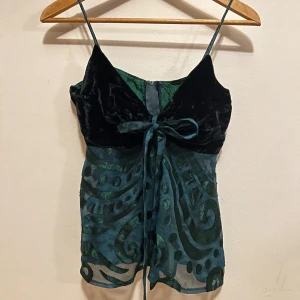 Grön sammetstopp med mönster - Suuuuuperfint grönt festlinne i sammet och mesh tyg. Säljer då den tyvärr inte passar mig😭😭 jättefin kvalitet och inga tecken på användning.  