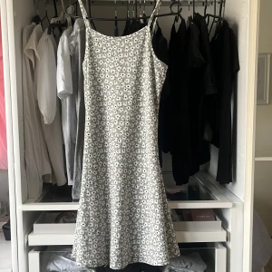 Blommig klänning - Jättesöt blommig klänning från lager 157!!! Storlek 160💕💕