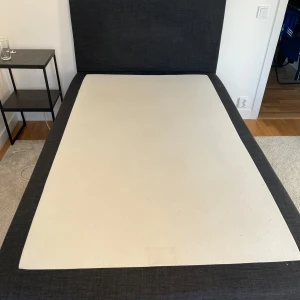 Säng 105cm - De dags och sälja min säng har köpt en ny, sängen är 105 cm 105x200. Vill helst sälja så snabbt som möjligt. Sängen är köpt för 12 tusen. 
