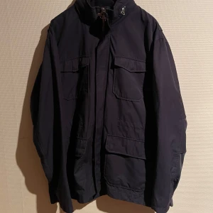 Jacka från These Glory Days - Mycket fint skick på jackan,  Mörkblå färg, Storlek XL, slimfit modell. Märke: These Glory Days Har en luva som kan vikas in och stängas med dragkedja om du inte vill att den ska synas.  Tveka inte att skriva om du har frågor.