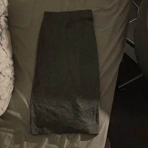 Kjol - Mörk grå kjol från hm. Topp skick. Aldrig använd. Topp skick