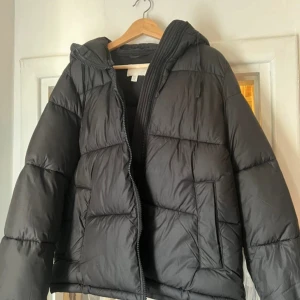 Svart pufferjacka  - Älskar, den är både varm och snygg!! Storlek XS men passar även S-M då den är större i storleken. 