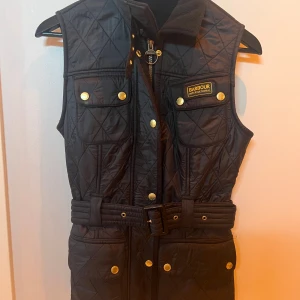 Barbour jacka  - Nytt skick  Bälte Äkta  Originalpris 2500kr  