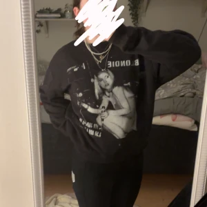 BLONDIE tröja  - Köpte för inte alls längesen på HM för 299  Bra skick inga fläckar eller så.  Storlek S men känns lite lite mer åt M hållet. 