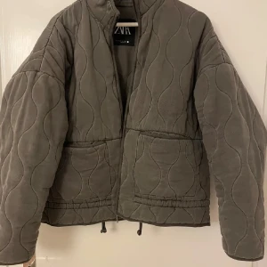 Zara jacka - Svin snygg och cool jacka som inte kommer till andvändning längre tyvärr, jättebra jacka att ha på vår och höst och lite början på vintern🩶 vid frågor hör av dig! Vid intresse tveka inte! Andvänd gärna ”köp nu” effekten🩶 nypris 899kr