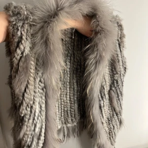 Pälsväst från Hollies  - Äkta päls väst från Hollies helt ny, dock utan prislapp.  Stl M 