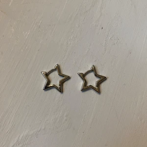 Örhängen  - Super fina örhängen formade som stjärnor✨