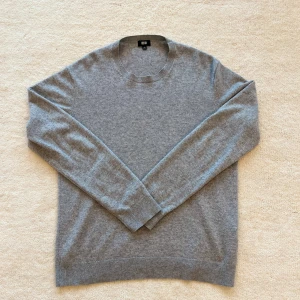Kashmir tröja  - Knappt använd 100% Kashmir tröja från UNIQLO! | Skick-8/10 | Size-L men passar M | Nypris-1299kr | Vårt pris-695kr | Vid eventuella frågor och funderingar tveka inte att höra av dig 😊
