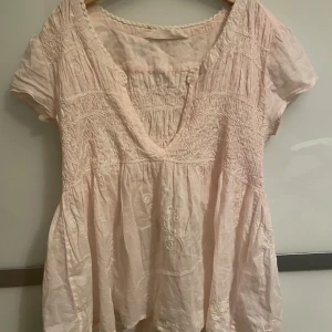 Odd Molly blus - Fin ljus rosa odd Molly blus med fina vita detaljer
