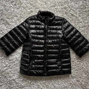 Trekvartsärmad jacka glansig / herno liknande jacka  - Så snygg Trekvartsärmad jacka. Storlek xs. Stängs med knappar och eller dragkedja. Passar att ha en stickad tröja under. Köp sker via köp nu, jag postar inom 24h. Kvar tills markerad såld 