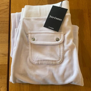 Juicy couture byxor  - Del ray pocket pant Juicy couture byxor i färgen white, storlek small Aldrig använda, lappen sitter kvar 