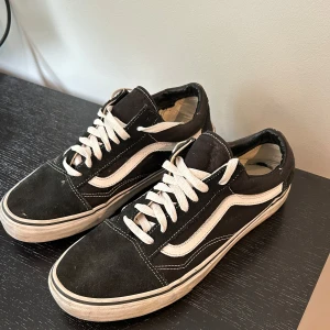 Vans - klassiska, svarta, snygga Vans! Orginalpris:599kr