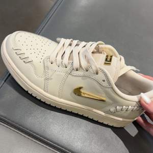 Säljer ett par beige unika nike skor! Storlek 38 (dam). Köpte de juli2024 de är endast användna ett få tal gånger. ⚠️ första bilden är dagen jag köpte de, och andra bilderna är idag✨. De är fortfarande i bra skick och form. 