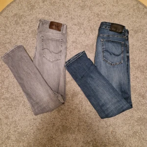 Jack & Jones jeans - Säljer 2 par jeans från Jack & Jones p.g.a att de är för små för mig nu. Båda är i nyskick och det finns inga skador/fläckar. Byxorna är slim fit och storleken är W28 L30. Nypris 900 kr styck.