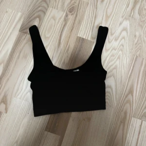 Topp - En topp som passar till sommaren eller gym. Den är i bomull. Den är väldigt kort då den bara täcker brösterna.