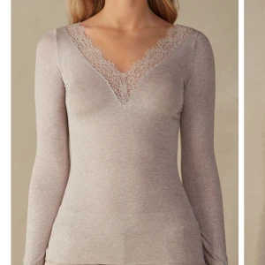 Jättefin Intimissimi tröja  - Jag säljer denna Intimissimi tröja eftersom att den inte kommer till användning längre. Orginalpris 450kr, tröjan har några små hål vid armen, på magen och ett på ryggen( visar hålen på bilderna)💕💕