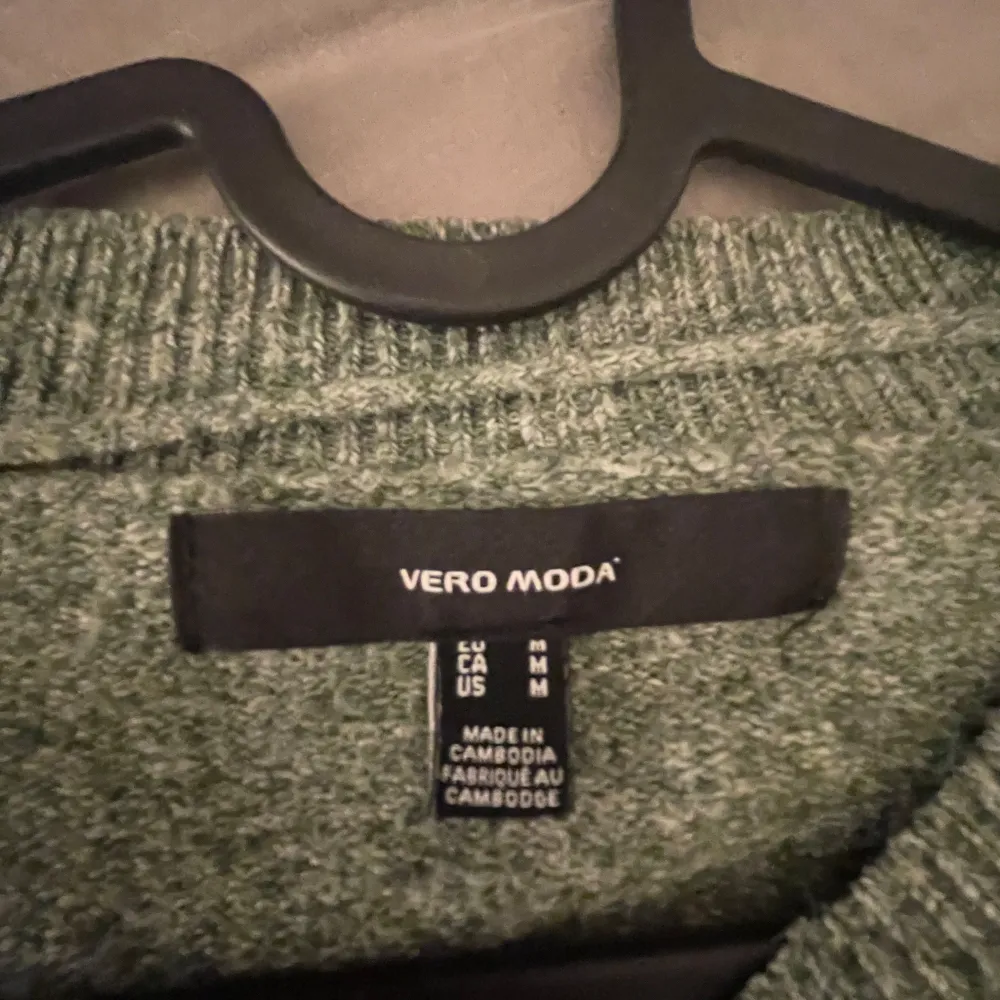 Säljer en supermysig grå stickad tröja från Vero Moda. Perfekt för kyliga dagar med sin mjuka och bekväma passform. Tröjan har långa ärmar och ribbade kanter som ger en snygg finish. Passar perfekt till både jeans och kjol!. Neuleet.