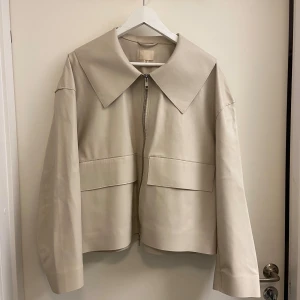 Jacka från H&M Trend - Jättefin jacka i skinn imitation, lite oversized. Köpt för något år sedan men endast använd ett fåtal gånger, inga defekter!  Nypris 699:- 