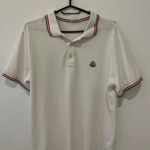 Moncler Piké - Säljer nu min mycket fina och välskötta Moncler Pike. Den är storlek L men passar även M. Inga tecken på slitage eller andra defekter. NFC tag funkar utmärkt. Hör av dig vid intresse!