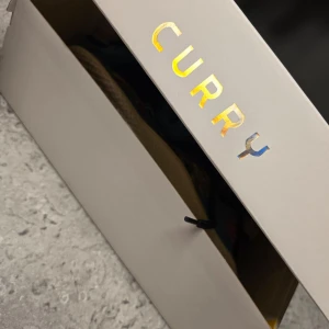 Basket skor - Säljer dem här riktigt sköna o snygga basketskorna. Slutade på basket för ett tag sen och tänker att jag inte har någon användning av skorna längre. Har du några frågor är det bara att skriva