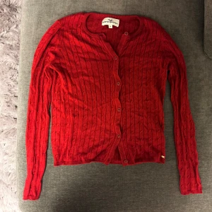 Röd kofta  - Superfin röd kofta köpt på Kappahl💕storlek 170💕säljes då den inte kommer till användning💕